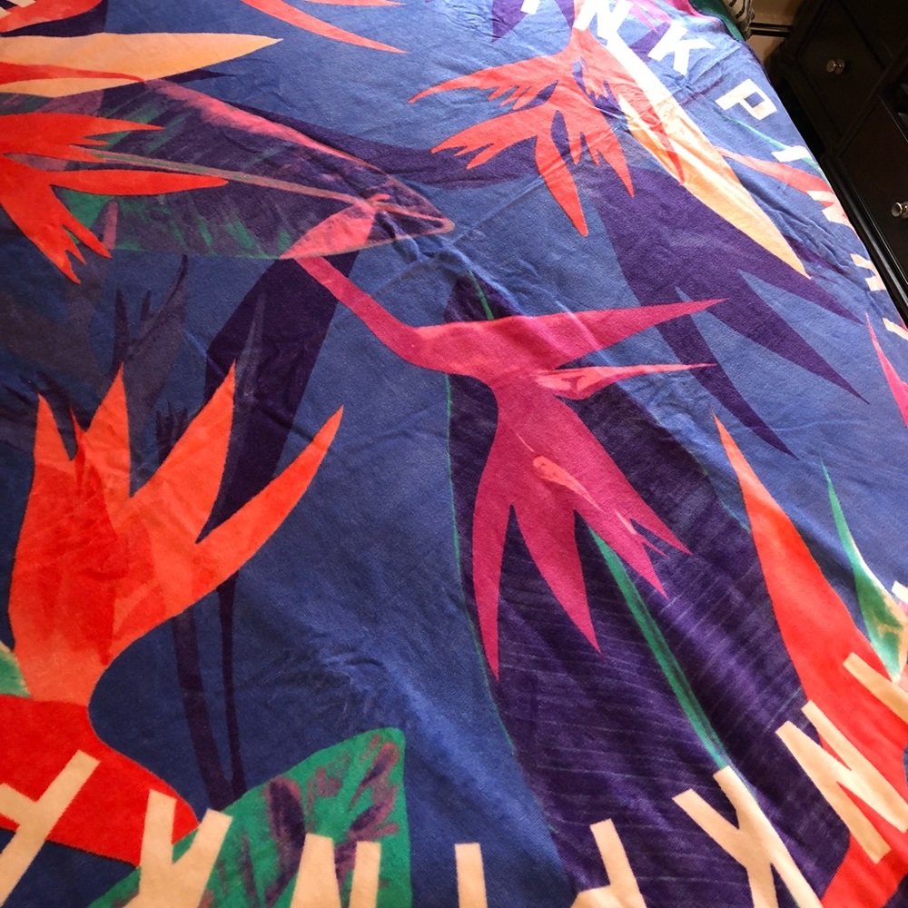 LAST ONE!!! BNIP PINK VS Round Beach Towel - Picture 5 of 7